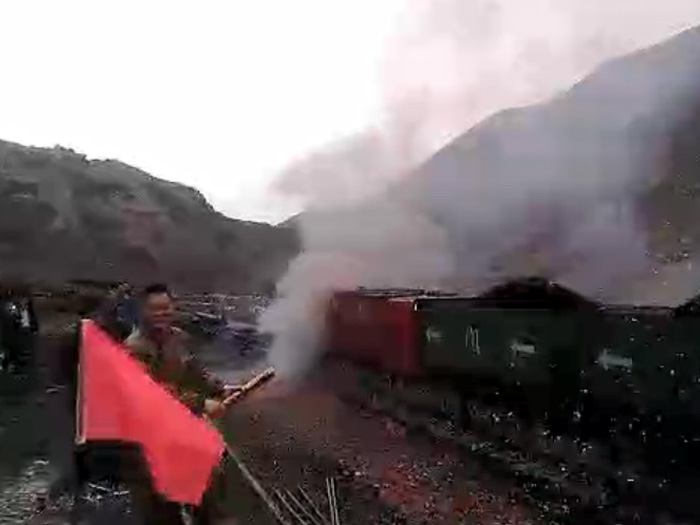 全自动双底卸矿车